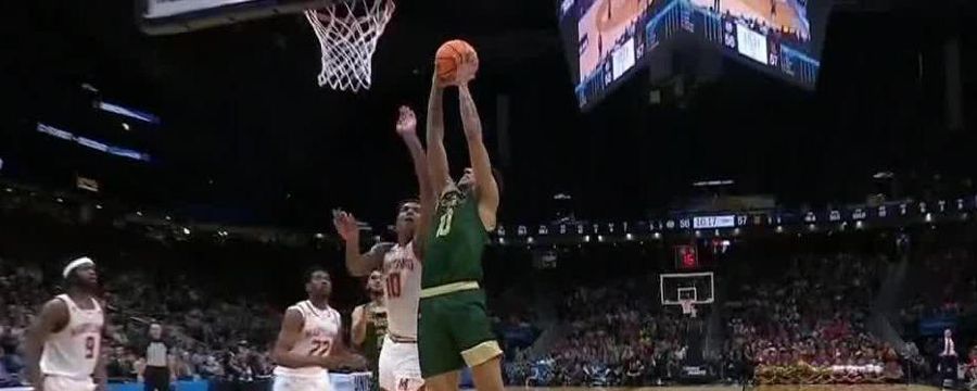 Nique Clifford jams it home for two