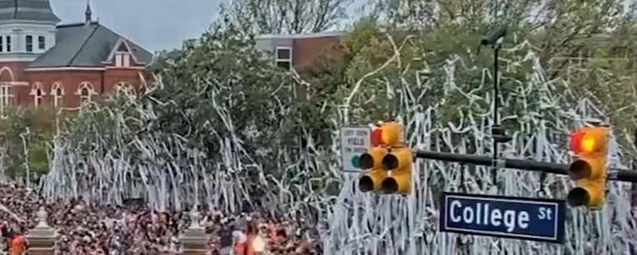 Auburn celebrates big win by covering Toomer's Corner with toilet paper