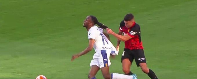 Dani Rodríguez gets yellow after pulling Yvan Neyou's hair