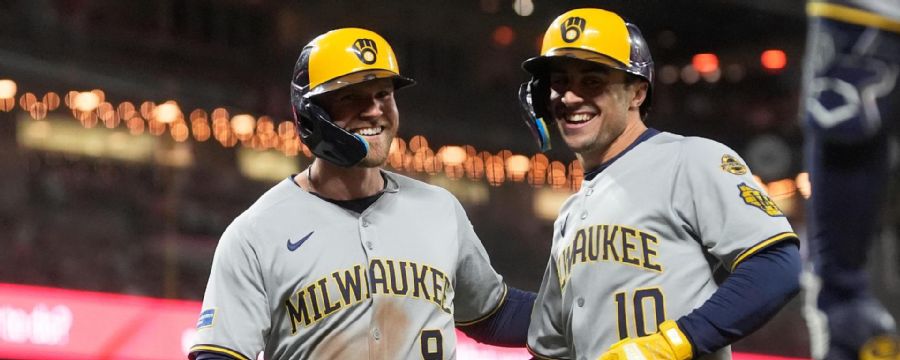Jake Bauers hammers a 2-run homer for Milwaukee