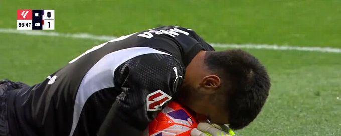 Paulo Gazzaniga makes big stop in the 86th minute