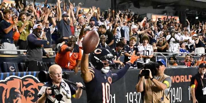 Tyson Bagent connects with Tyler Scott for a Bears TD