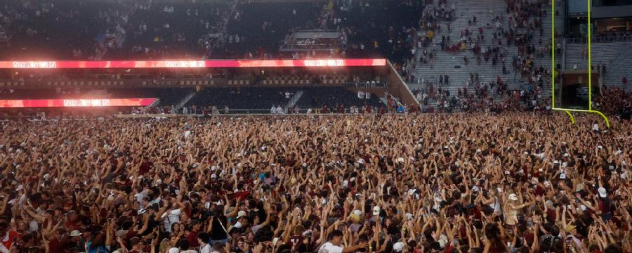 Florida State fans storm field after Noles upset Alabama