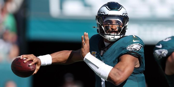 Jalen Hurts slings one to Saquon Barkley for Eagles TD