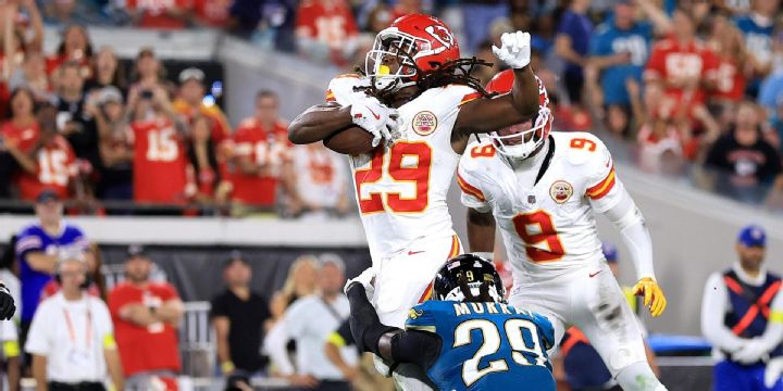 Kareem Hunt punches it in to help Chiefs tie the score