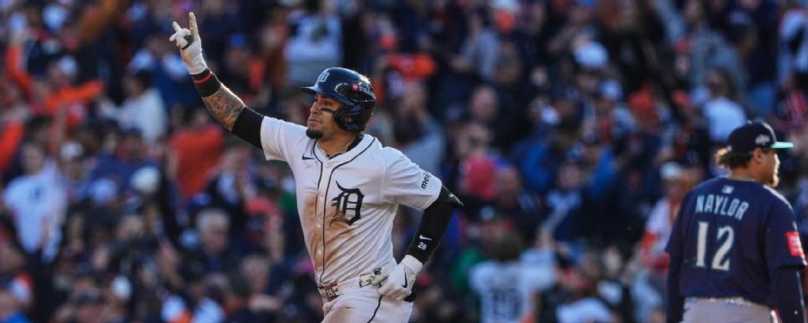 Tigers crowd erupts after Javier Baez cranks a 2-run homer