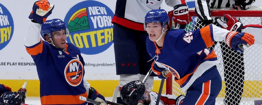 Matthew Schaefer scores his first NHL goal