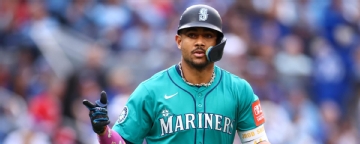 M's take two in Toronto for commanding ALCS lead
