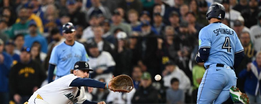 Mariners escape bases-loaded jam with ridiculous double play