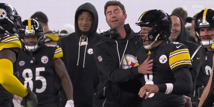 Aaron Rodgers visibly not happy after being tackled by his own lineman
