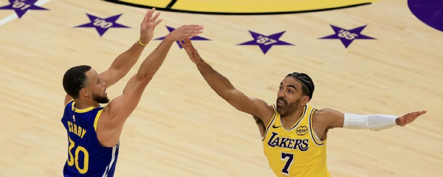 Steph hits incredible 3 for Warriors