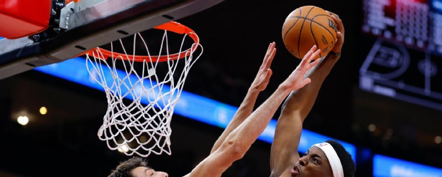 Onyeka Okongwu puts Chet Holmgren on a poster