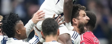 Thomas Müller scores penalty as Vancouver cruise in Game 1