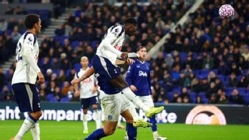 Tottenham pour in headers against Everton