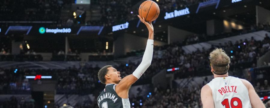 Wemby amazes with jaw-dropping 360 layup for Spurs