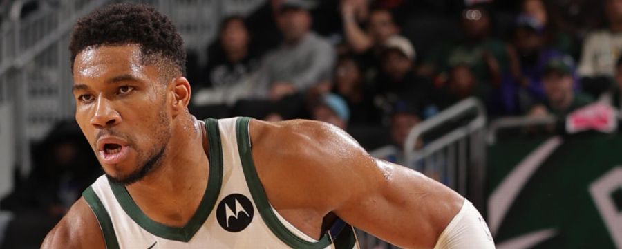 Giannis appears to get away with a blatant travel