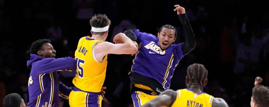 Reaves swishes winning floater for Lakers at buzzer