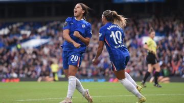 Sam Kerr nets in stoppage-time with a brilliant chip finish