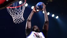 ¡Tacko Fall está encendido y se cuelga nuevamente del aro!