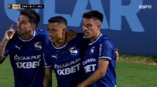 Lembra dele? Yotún, ex-Vasco, cobra pênalti com muita precisão e abre o placar para o Sporting Cristal na Libertadores; VEJA
