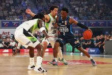 Tyson Walker beats the quarter time buzzer