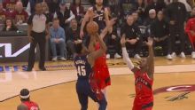 A classe de Donovan Mitchell! 'Spida' bagunça a defesa dos Raptors e acerta no estouro do cronômetro; VEJA