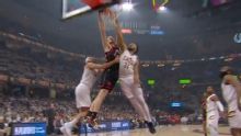 Cravadaça de Poeltl! Pivô dos Raptors enterra em dois marcadores dos Cavs no começo do jogo; VEJA