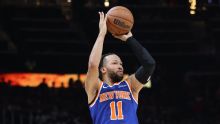 Brunson começou quente! Astro dos Knicks se livra de VJ Edgecombe e faz bonita cesta; VEJA