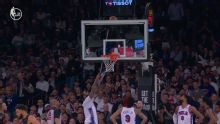 ¡KAT al rescate! Towns ayuda a Drummond a recuperar el balón atascado