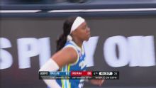 Arike Ogunbowale mete el triple