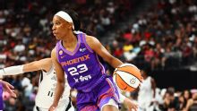 Kiana Williams ataca la pintura y Phoenix se despega más.