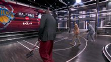 Shaq, Chuck sweep for Kenny after Knicks' first-half barrage