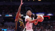 Zia Cooke lanza un bombazo desde la línea de tres