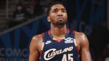 'Spida' começou quente! Mitchell levanta a torcida com bola de três pontos para os Cavs; VEJA