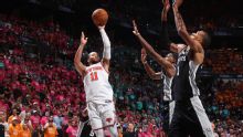 Brunson scores 30 and Knicks finish on 11-0 run, steal Game 1 from Spurs with 105-95 win