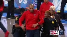 Coach de Mystics escoltado fuera de la duela