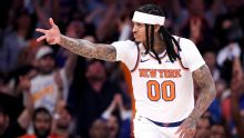 Jordan Clarkson no estouro do relógio! Mesmo desequilibrado, ala dos Knicks dá um jeito e consegue a cesta