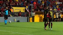 Não valeu! Perotti completa cruzamento de Barletta para dentro do gol, mas foi assinalado o impedimento; VEJA