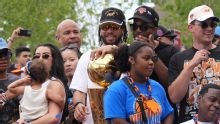 Jalen Brunson y su familia aparecen en el desfile