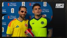 Maluma le entregó a Luis Díaz el premio al MVP del partido