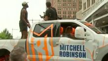 Mitchell Robinson llegó en su propia camioneta