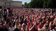 Noruegos reman afuera del Palacio Real