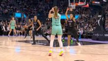 Sabrina Ionescu mantiene viva la presión con bombazo desde el perímetro