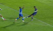 Quê isso, goleirão? Igor se enrola com zagueiro, e Avaí quase marca contra; VEJA