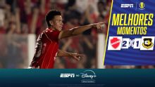Vila Nova marca no 'apagar das luzes', vence São Bernardo e assume liderança da Série B; VEJA como foi
