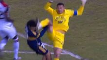 Santos acerta 'golpe de MMA', nocauteia jogador do Boca Juniors e é expulso; VEJA o lance
