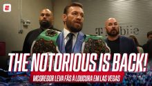 Ele voltou! McGregor faz entrada triunfal na coletiva do UFC 329 e enlouquece o público
