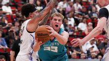 ¡Liam McNeeley explota con 28 puntos y los Hornets celebran!