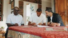 Tá no papel! Veja o momento da assinatura da renovação de contrato de Wembanyama