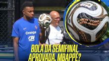 Aprovada? Mbappé 'inspeciona' bola que será usada na semifinal da Copa do Mundo